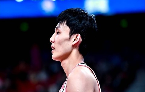 星空体育- 省领导到球员更衣室 